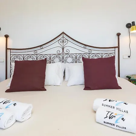 Near San Antonio Sleeps 11 Villa