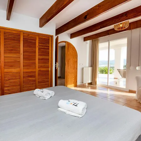Near San Antonio Sleeps 11 Villa