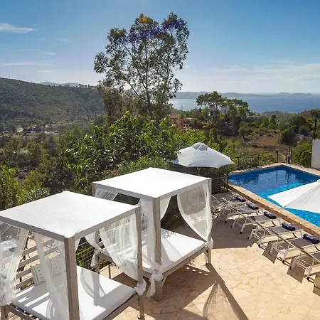 Near San Antonio Sleeps 11 *