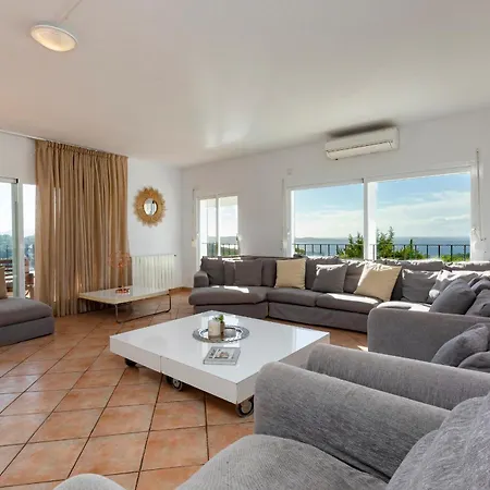 Near San Antonio Sleeps 11 *